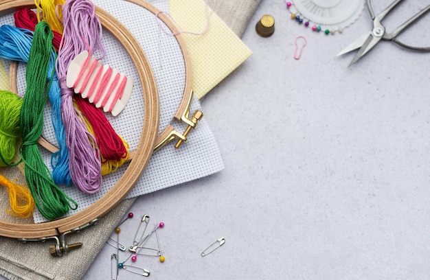 zbiór kolorowych nici i ramka do haftu